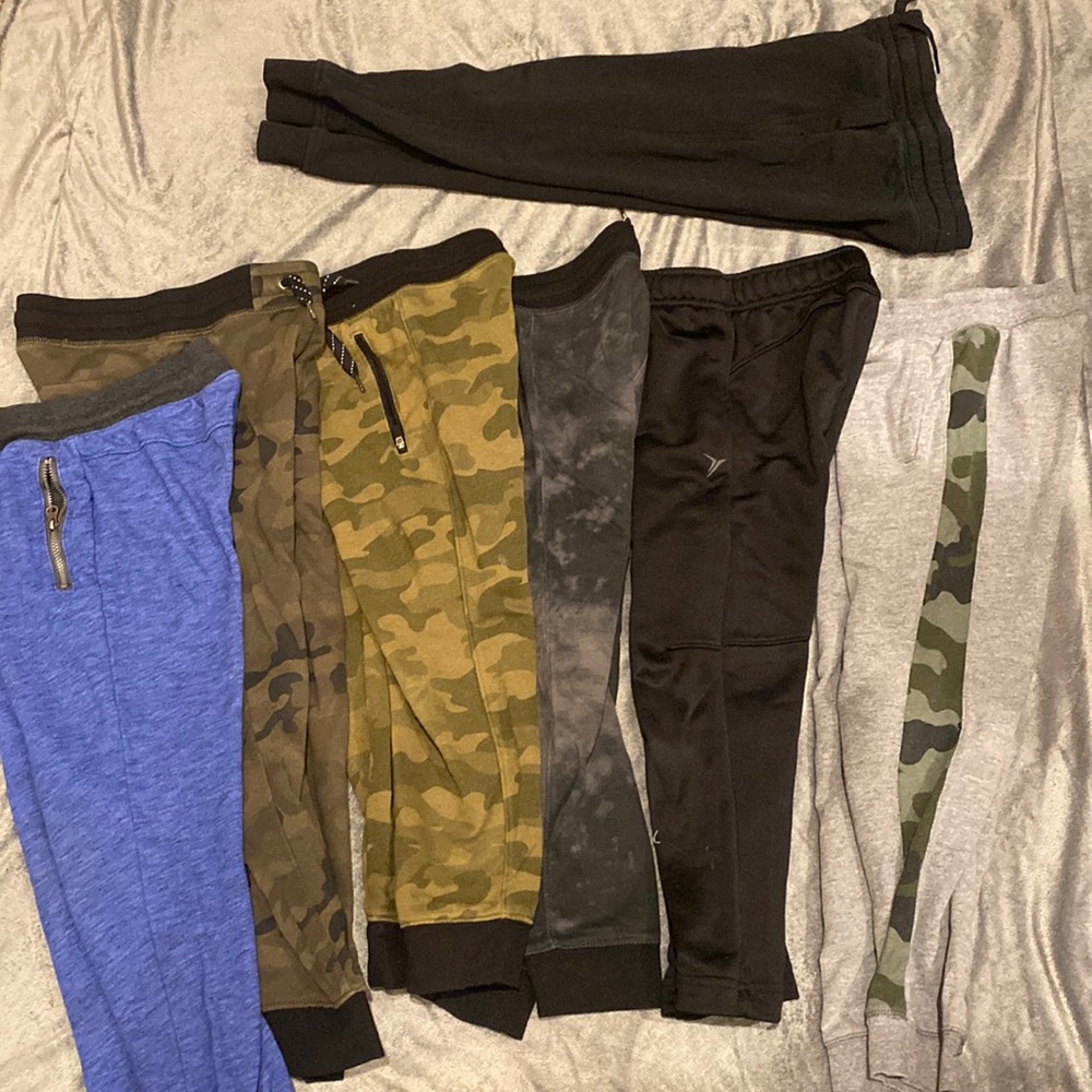 7 pairs of boys joggers. All size S (6-7)